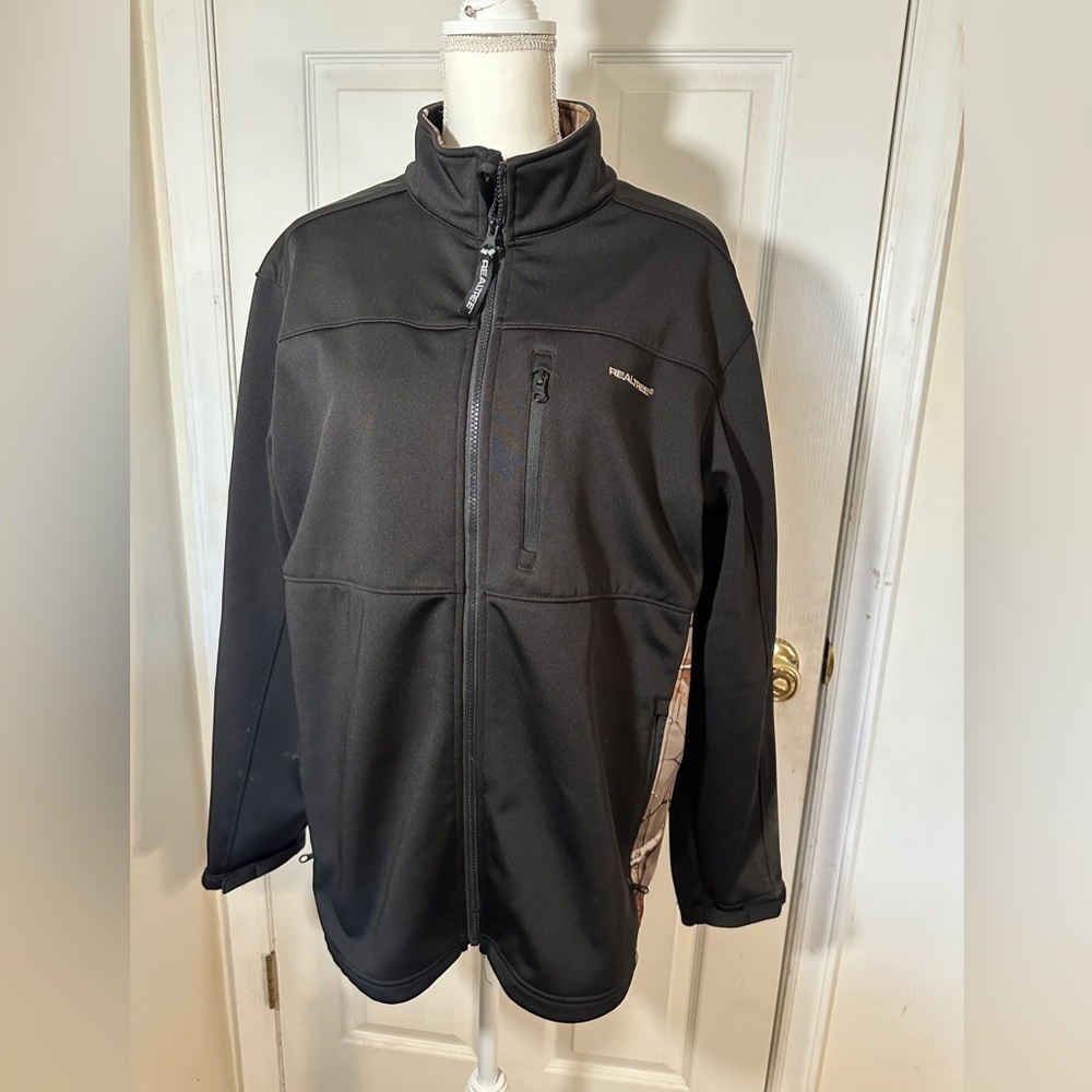 Men’s Realtree waterproof jacket size Large.